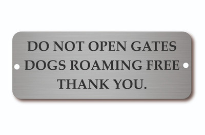 DO NOT OPEN GATES DOGS ROAMING FREE Metallschild / Plakette 20 x 7,5 cm