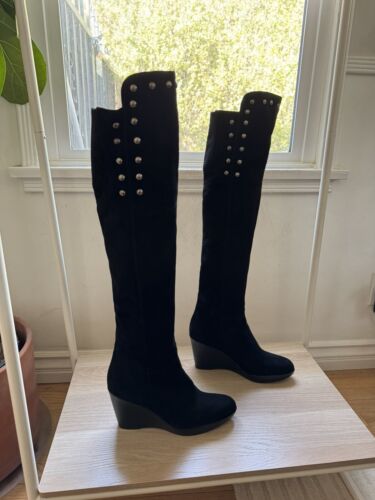 Botas Stuart Weitzman 8 Moto Sobre la Rodilla Tachonadas Negro Gamuza Cuña - Imagen 2 de 17