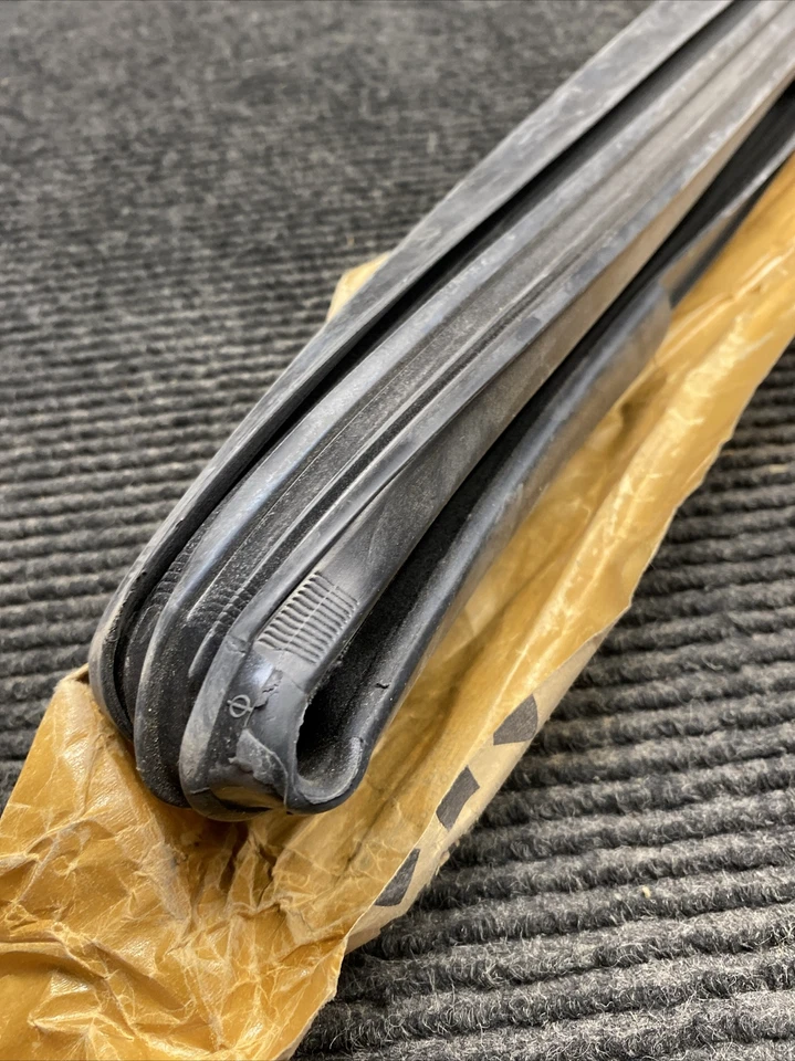 Mopar 5074561AB WEATHERSTRIP-Puerta delantera de vidrio 2007-2008 Chrysler Sebring Foto 2 de 4