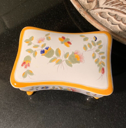 HB Henriot Quimper Fayence 4 3/8" Trinkset Box mit Füßen Sammlung des Museums Frankreich - Bild 2 von 13