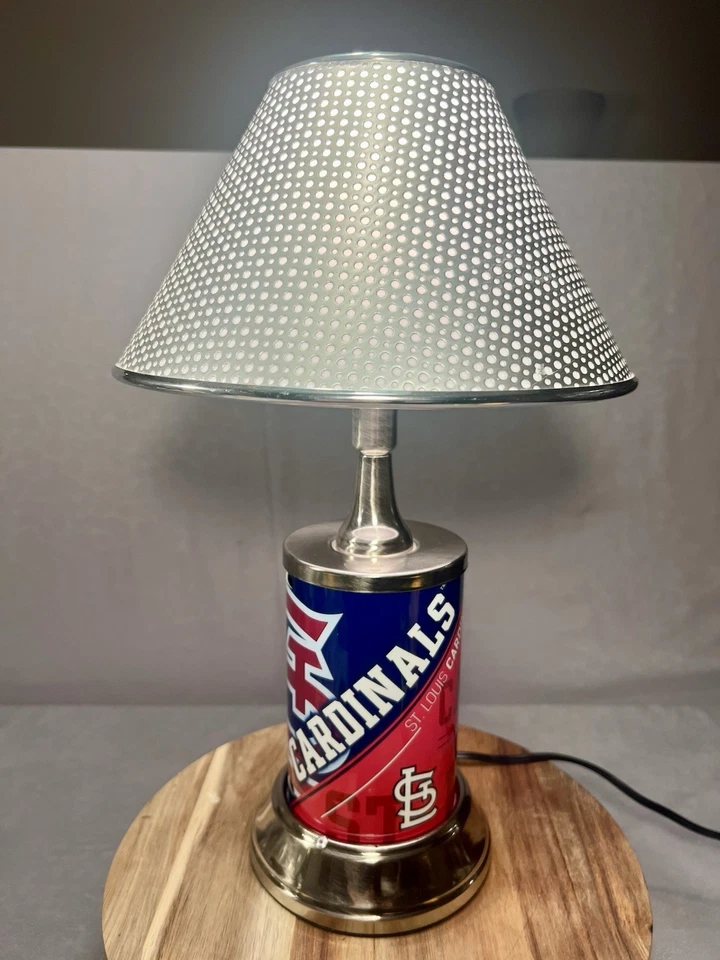 Lámpara de mesa hecha a mano con matrícula de metal de los Cardenales de San Luis MLB - Excelente forma Foto 2 de 4
