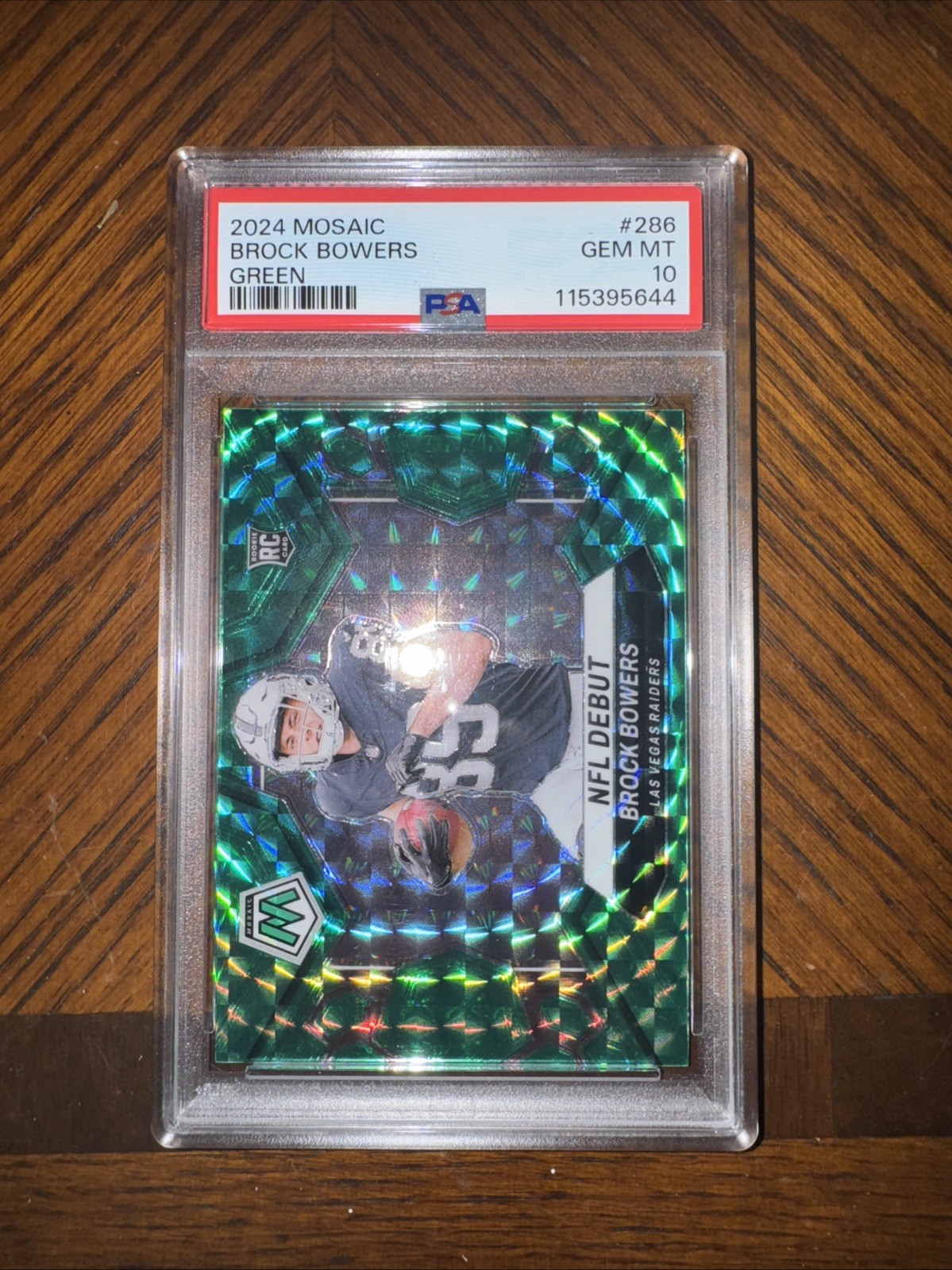 2024 Panini Mosaic NFL Debut Brock Bowers #286 Green Mosaic Prizm (RC) PSA10