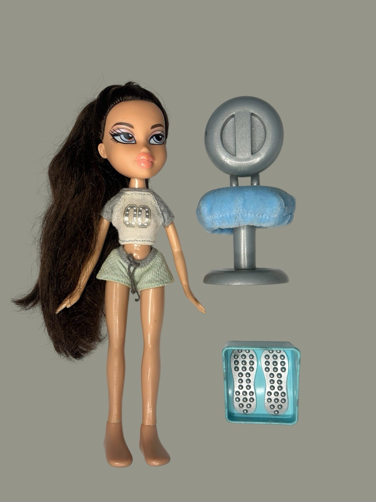 Bratz Stylin' Salon 'n' Spa Dana doll 2003 with some furniture