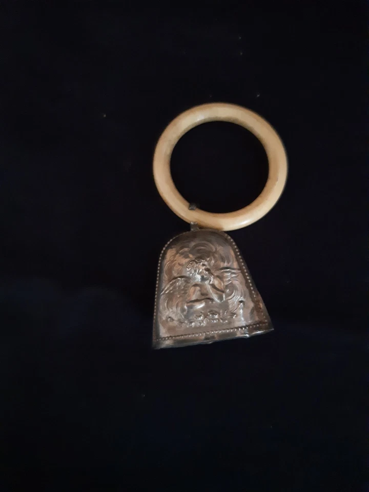 Hochet ancien en argent à motif d'ange pensif de Raphaël - Photo 2/4