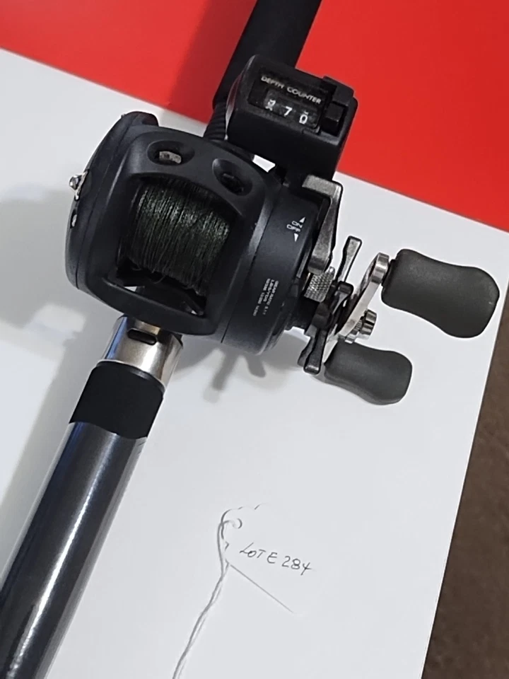 Caña de pescar de arrastre Zebco Bite Alert 7' MH 7-50 lb y carrete Cabela's DM III 15 Foto 2 de 4