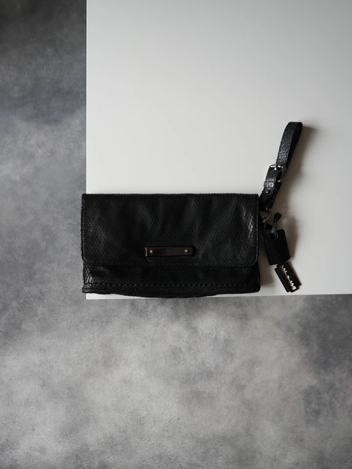 Bolso clutch Alexander McQueen vintage de cuero serpiente años 2000 Foto 3 de 4