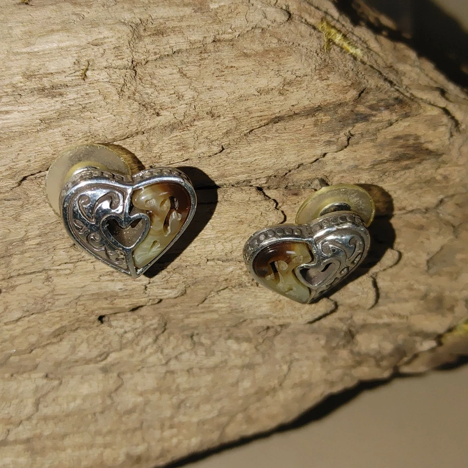 Brincos Brighton Winslow marrom coração poste prata tom resina design coração - Imagem 3 de 4