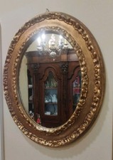 Specchio Ovale Con Antica Cornice In Legno Gessato E Foglia Oro
