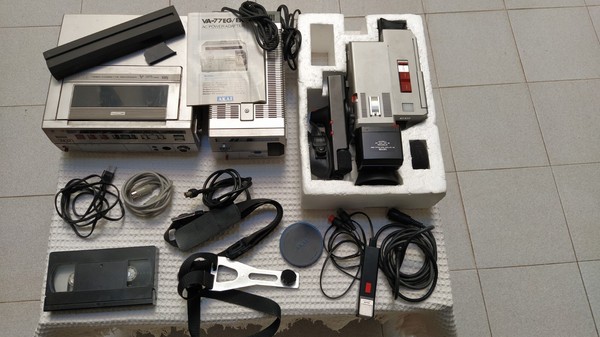 Conjunto VHS AKAI Cámara VC-X2E + Grabador VP-77EG + Cargador VA-77EG