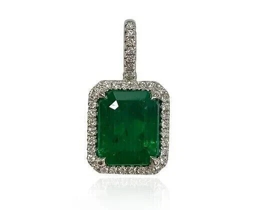 Colgante de diamantes esmeralda de 3 quilates creado en laboratorio enchapado en oro blanco de 14 k para mujer Foto 3 de 4