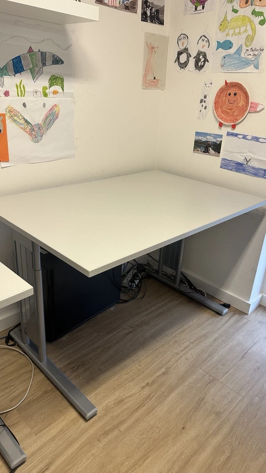 Schreibtisch serie C2 - 120x80 Cm - Lichtgrau/Silver - stabil Inkl. Kabelkanal