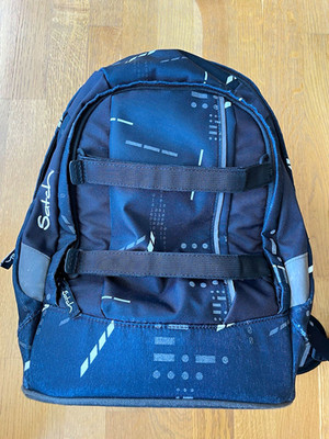 Satch Schulrucksack Schwarz/Grau mit Muster, Brust- & Hüftgurt Top Zustand