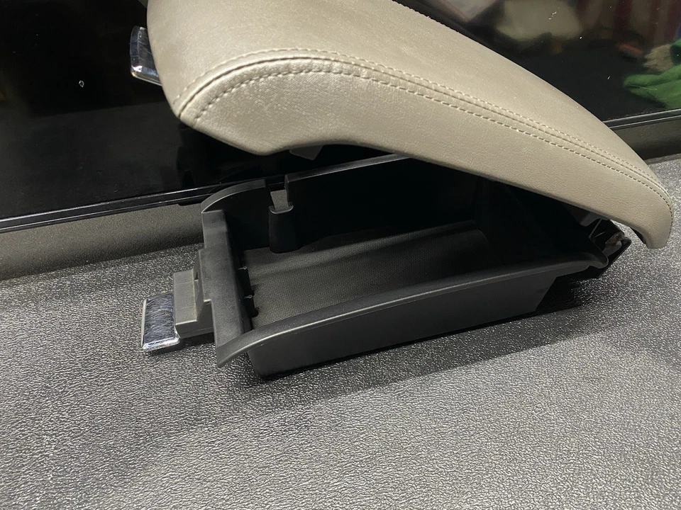 Подлокотник с двойной крышкой для хранения на центральной консоли Lincoln MKX 2007-2010 годов выпуска - Изображение 3 из 4