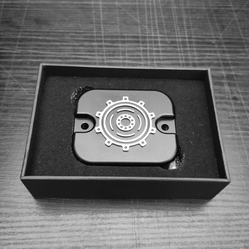 Fit H-D 2006-2017 DYAN Smashing Gear Contrast Cut Front Master Cylinder Cover - Picture 4 of 7