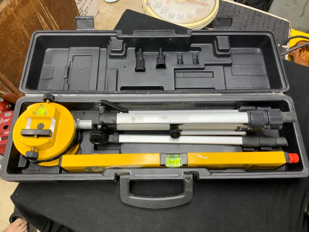 Professional Laser Level with Tripod and Carrying Case V18923
