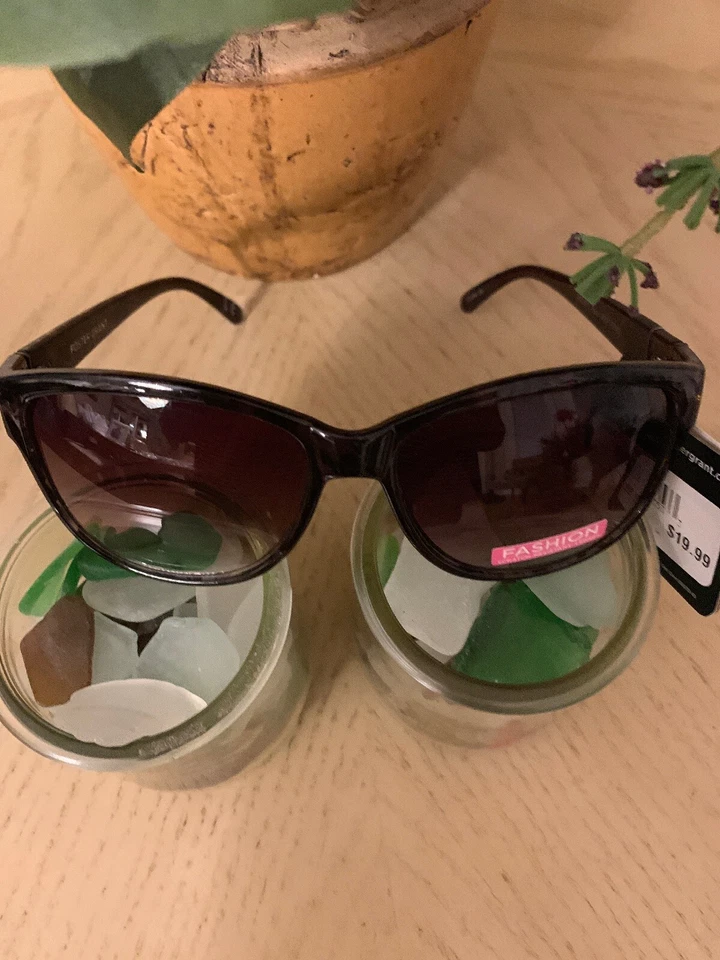 Dos gafas de sol para mujer de moda Foster Grant "FATE" con estampado de animales de vino 100 % UVA Foto 3 de 4
