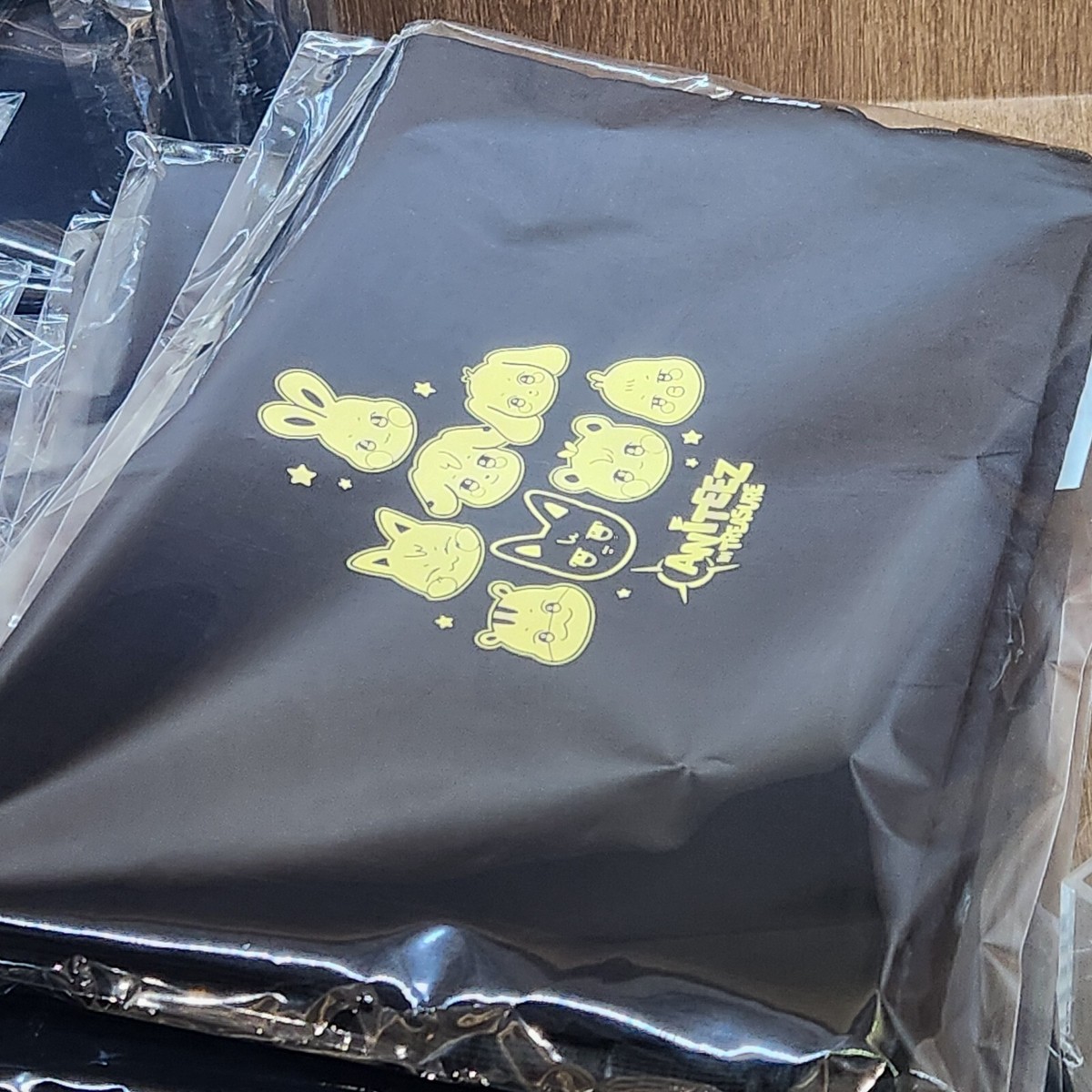 ATEEZ X ANITEEZ POP-UP ITA BAG 痛バック ATEEZ x ANITEEZ in the CALLING] POP UP OFFICIAL MD - POCKET