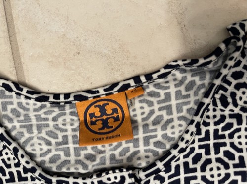 TORY BURCH GRAFFITI LOGO BEAUTIFUL CLASSIC BLACK&WHITE TT BUTTON SILKY SHIRT TOP - Picture 9 of 10
