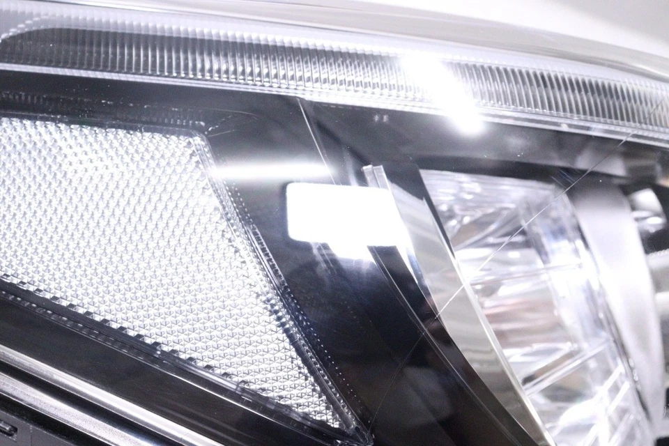 Infiniti Genuine Q70 Q70L Nissan Fuga Y51 2014-2019 LED Headlight Lamp Right OEM - Image 3 of 4