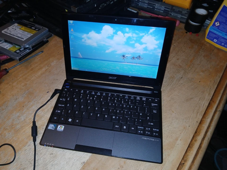 VERY CHEAP Windows XP  10" Widescreen Acer Netbook- 320GB HD + Charger (A3) - Image 2 of 4