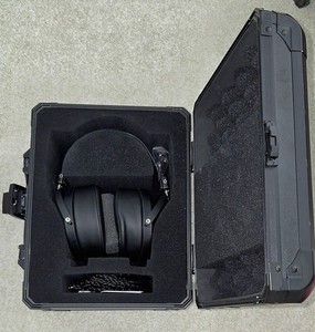 Audeze LCD-2Cヘッドフォン ほぼ未使用 Audeze LCD-2Cヘッドフォン ほぼ未使用 Audeze LCD-2 (Padauk wood