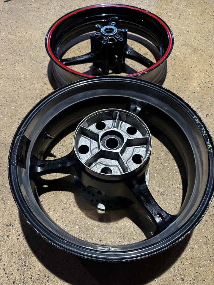 Suzuki GSXR 600 750 2008 2009 juego de ruedas delanteras y traseras rectas OEM. Foto 2 de 4