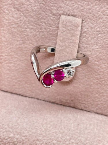 Anello in Platino 5.66 gr, con rubini 0.47 CT e diamante VS1 da 0.11 CT nuovo - Imagen 5 de 12
