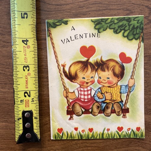 Tarjeta de felicitación vintage del día de San Valentín de los años 40 niño y niña en columpio EE. UU. P1A - Imagen 11 de 12