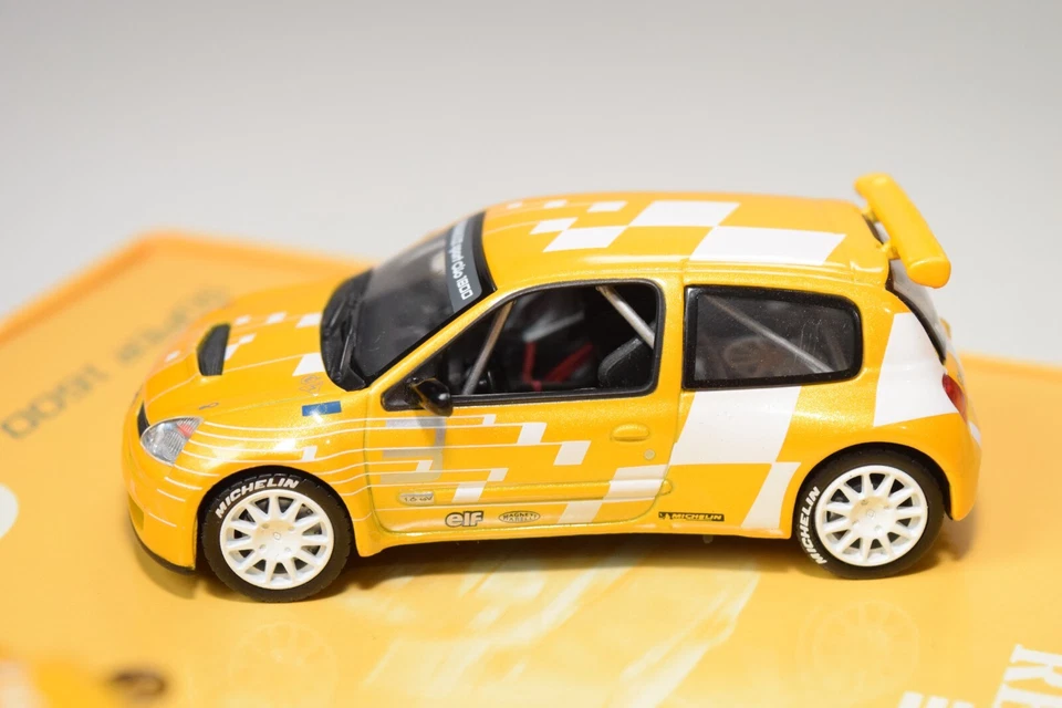 A98 1:43 UNIVERSAL HOBBIES 77 11 223 501 RENAULT SPORT CLIO 2002 GIFT SET MIB - Image 3 of 4