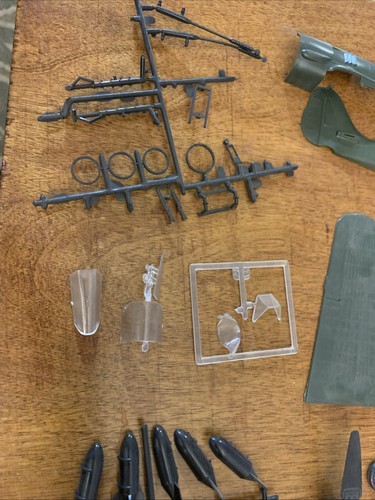 Monogram 6803 P-40B 'Tigershark' 1/48 Vintage Kit Incomplete - Picture 7 of 8