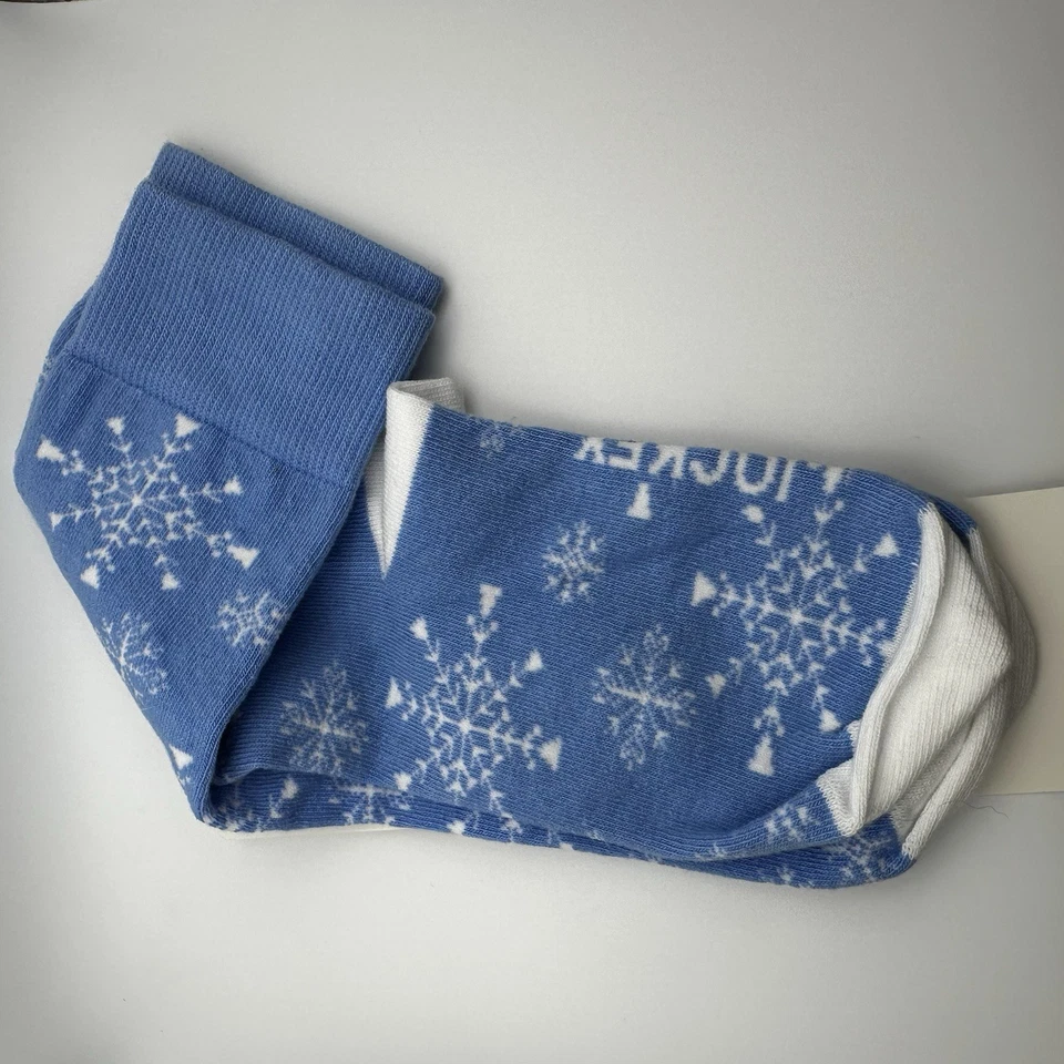 Jockey Women's Everyday Casual Crew Festive Socks Light Blue w/Snowflakes Foto 3 de 4