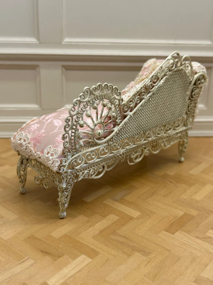 Casa de muñecas miniatura artista Serena Johnson fabulosa chaise lounge de mimbre--ESTADO- Foto 4 de 4