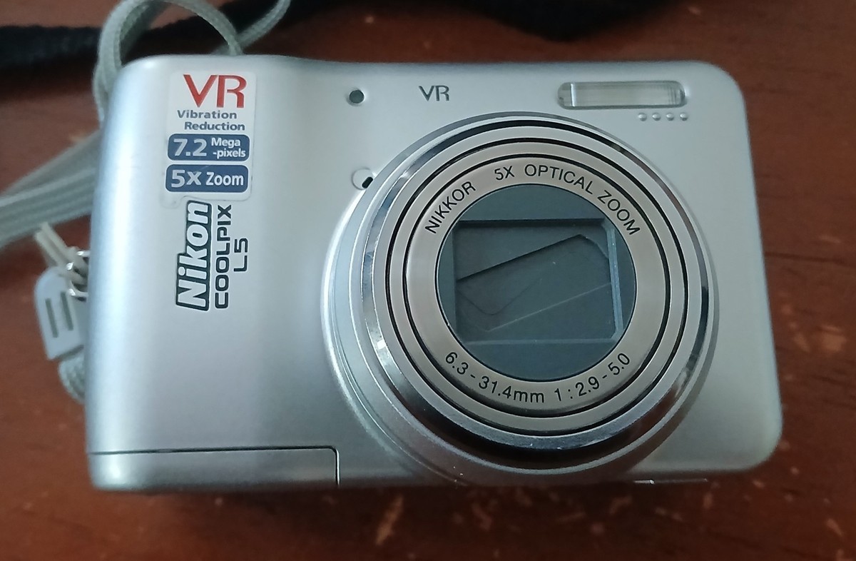 Nikon COOLPIX L5 camera x Zoom, vibration reduction Silver with  case