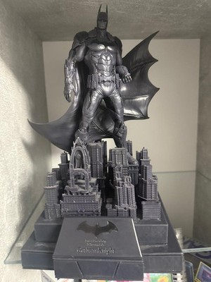 BATMAN Gotham Knight  Sammelfigur mit Licht 