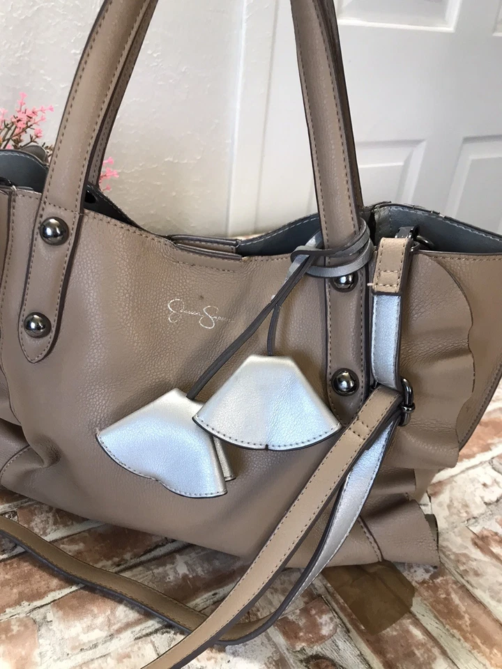 Bolso de mano Jessica Simpson marrón con volantes imitación cuero con dijes florales 9"x13 Foto 3 de 4