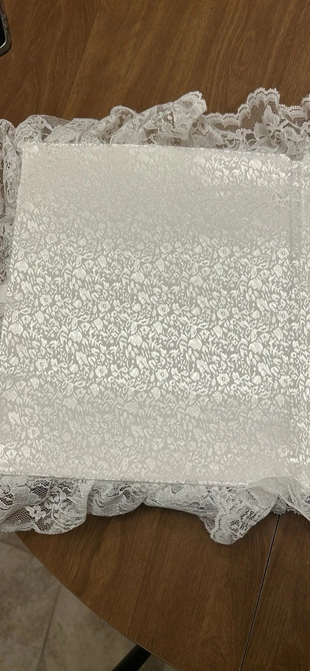 Elegante álbum de fotos de boda vintage de encaje con marco de corazón y flores de satén Foto 2 de 4