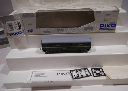 Piko  H0 1:87  53032 REKO-Gepäckwagen der DR 3-achsig  OVP mit Zurüstteilen | Zustand: Gebraucht