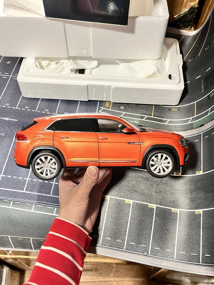 1:18 Scale Volkswagen Atlas Cross Sport R-Line Teramont Orange Diecast Model Car - Image 2 of 4