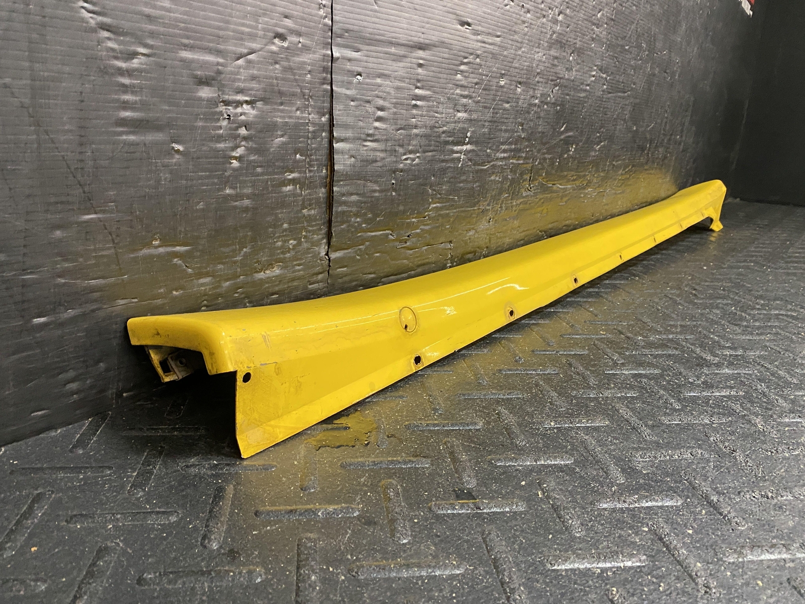 02-06 MASERATI SPYDER PASSENGER RH ROCKER PANEL TRIM SIDE SKIRT MOULDING YELLOW