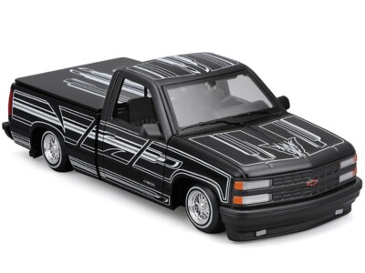 Maisto 1:24 Design 1993 Chevrolet 454 SS Pickup Lowrider Black