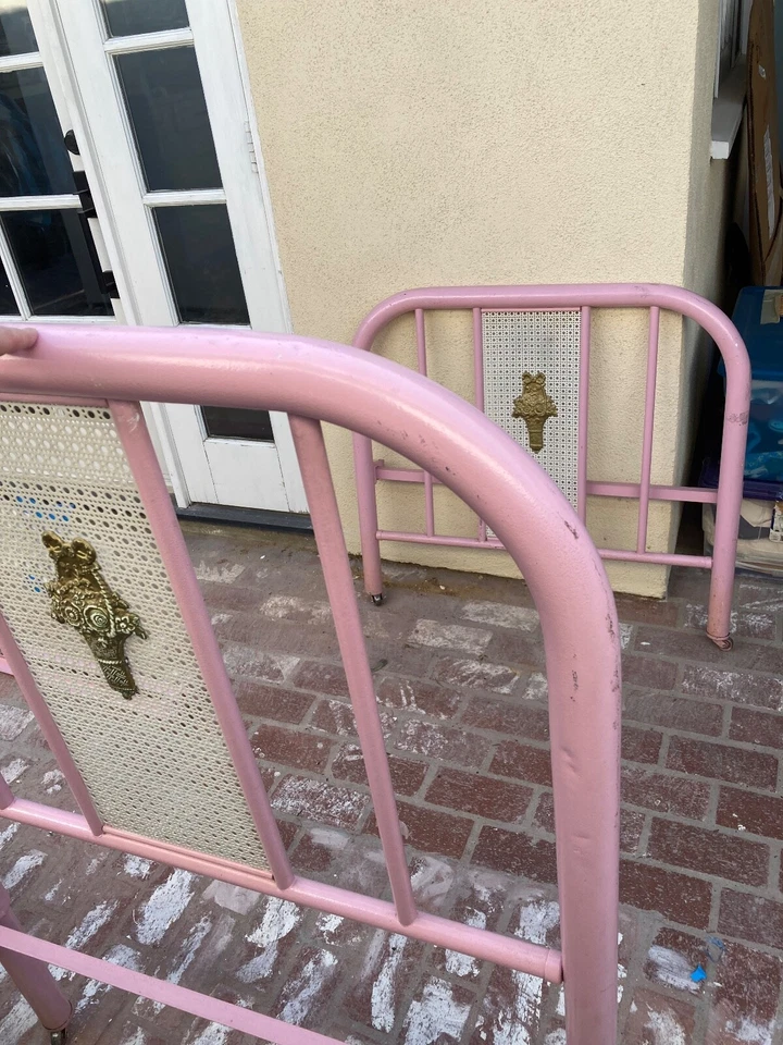 Marco de cama doble de hierro forjado antiguo rosa Foto 3 de 4