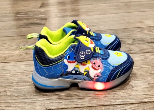 Baby Shark Kleinkind leuchtende sportliche Tennisschuhe Sneaker Jungen Mädchen NEU Größe 9 - Bild 2 von 7