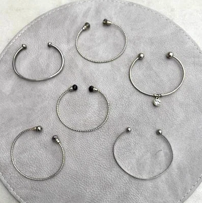 UNISEX COLLECTION OF 6 DIFFERENT TORQUE METAL BANGLES / BRACELETS. - Image 1 of 4