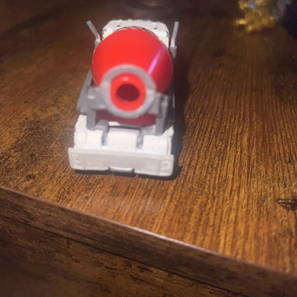 Camión fundido a presión de cemento Matchbox Peterbilt 1981 vintage, blanco y rojo, 1:80 Foto 2 de 4