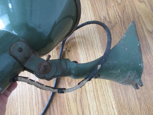 VINTAGE BENJAMIN BARN/INDUSTRIAL GREEN PORCELAIN LIGHT FIXTURE w/ METAL BRACKET - Picture 10 of 12