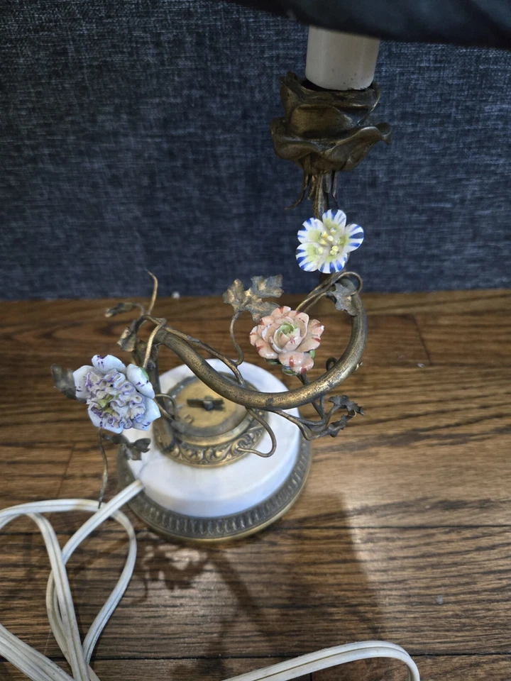 Candeeiro de mesa francês antigo estilo Art Nouveau latão porcelana flores base de mármore - Imagem 2 de 4