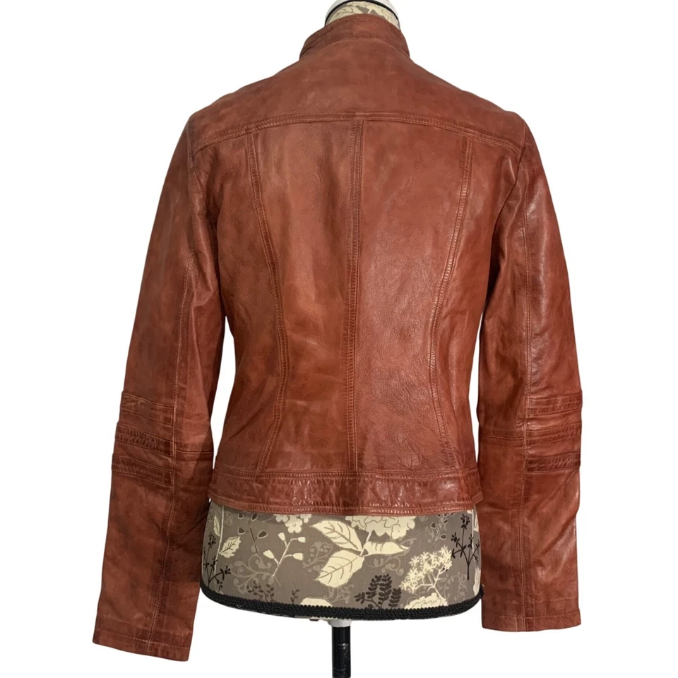 Chaqueta de cuero marrón cobre remache negro detalles con cremallera forro floral para mujer talla M Foto 4 de 4