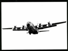 Foto de avión Lockheed C-130 Hércules USAF aterrizaje 636