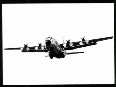 Fotografie Flugzeug Lockheed C-130 Hercules der USAF 636 kurz vor der Landung 