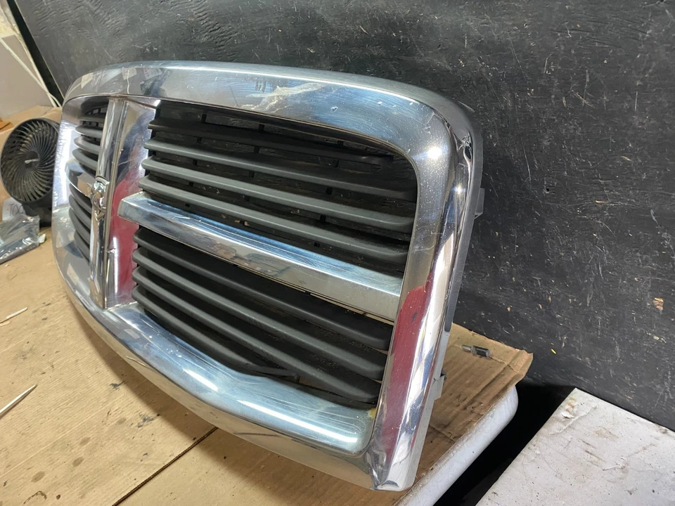 Dodge Durango 2004 a 2006 parrilla cromada superior delantera OEM T0069 DG Foto 2 de 4